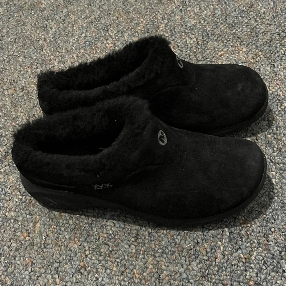 Merrell Black Suede Shearling-Lined Slip-On Mules - Picture 1 of 3